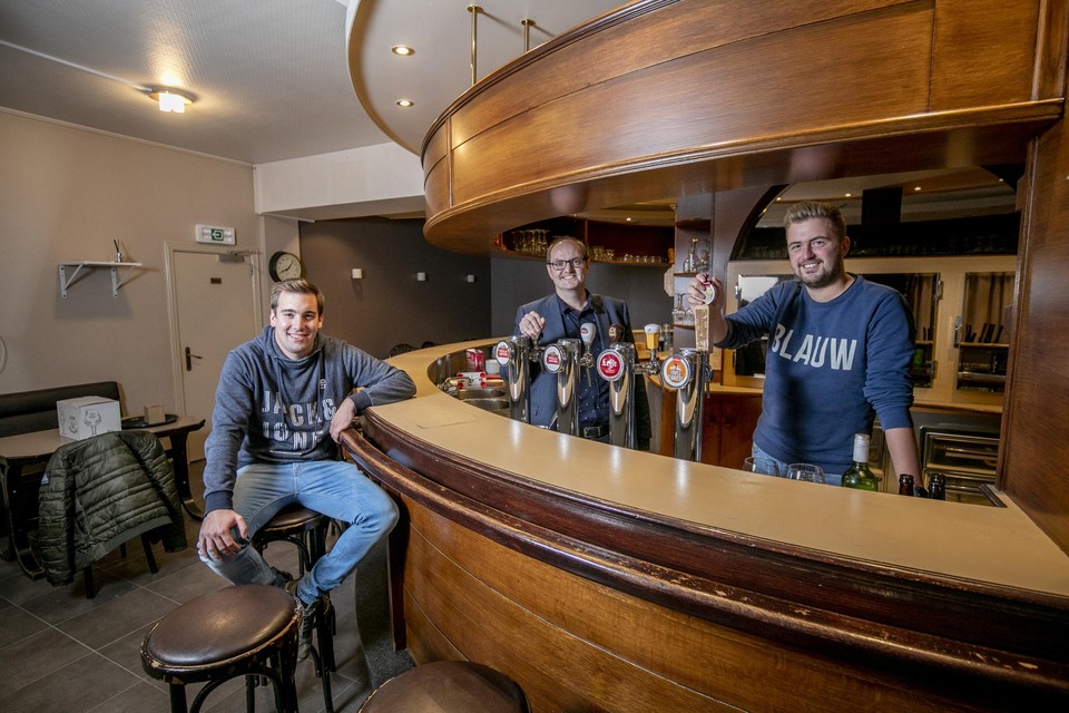 Joppe Van den Sande, Kurt Vets en Frederik Havermans blazen café ’t Centrum nieuw leven in, mét een nieuwe naam. 