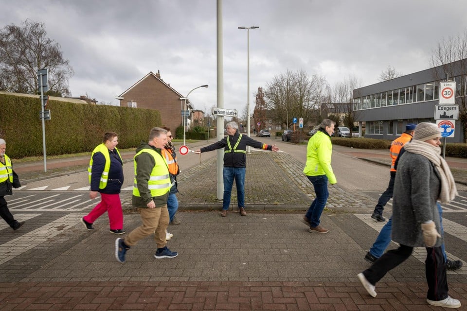 Elke vrijwilliger krijgt de kans om het verkeer te regelen tijdens de opleiding.