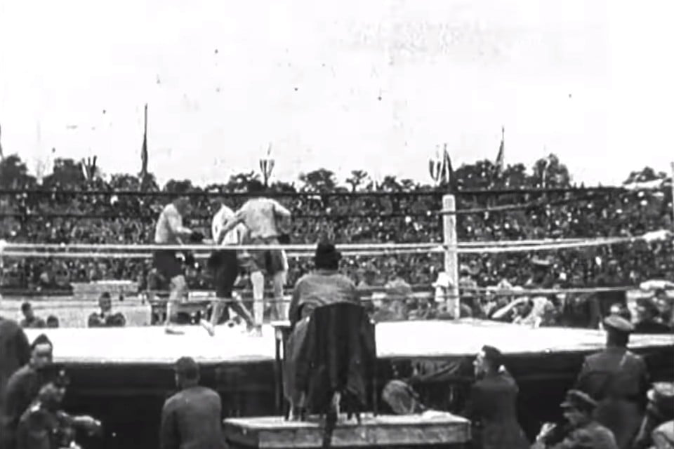 Het grootste deel van de bokswedstrijden speelde zich af in wat nu de Koningin Elisabethzaal heet, maar er werden ook buiten in de Zoo wedstrijden gehouden. 