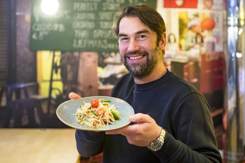Jeroen Van Dyck met een bordje groene papajasalade. Het gerecht staat al negen jaar op de kaart van zijn restaurant Yam Thai. 