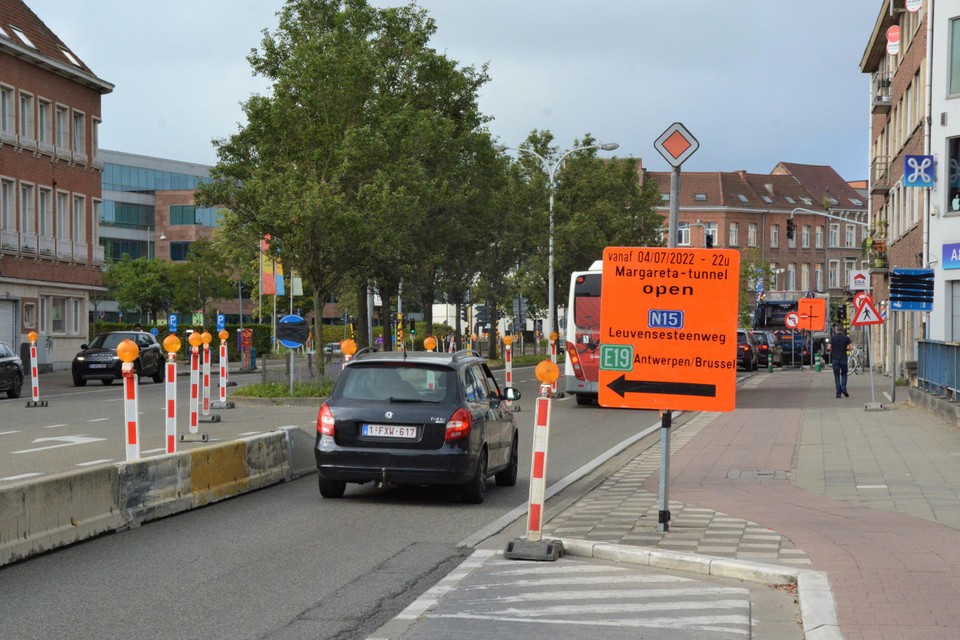 Volgens dit bord kan je vanop de Zandpoortvest richting de Leuvensesteenweg, maar dat is niet langer het geval. 