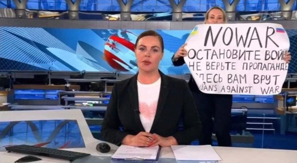 В понедельник Овсянникова появилась за диктором с антивоенным посланием. 