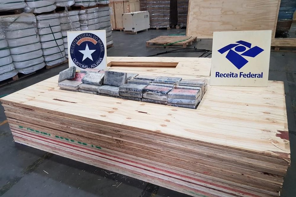 Archiefbeeld van een partij cocaïne in een lading hout, onderschept in Brazilië.