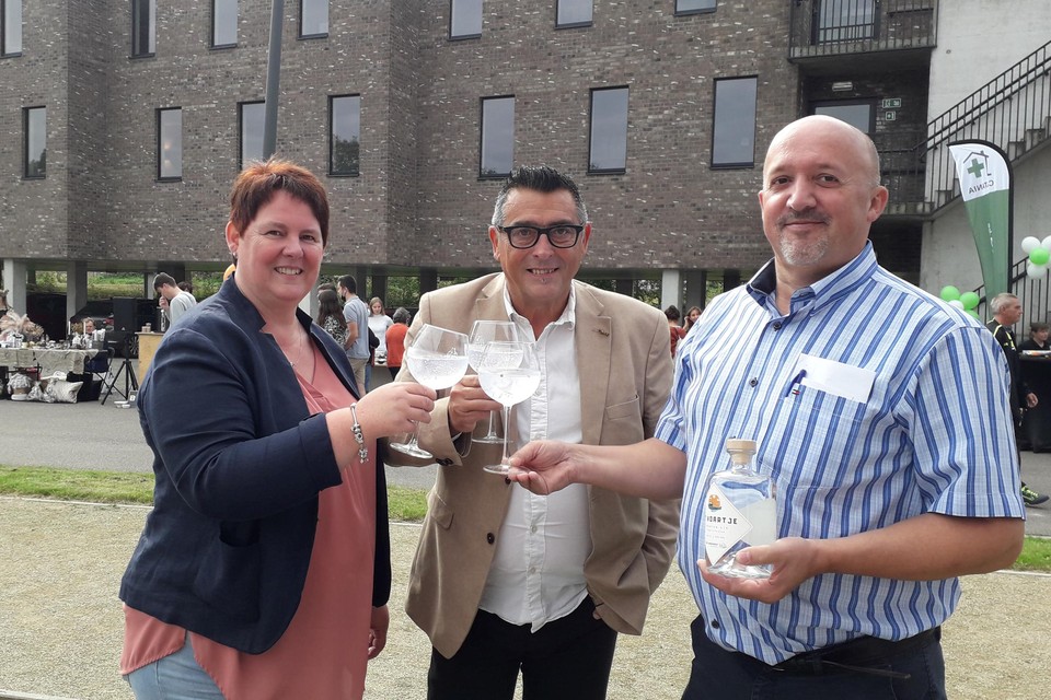 Nancy Neefs, Dirk Van Troyen en Luc Griep van wzc Sint-Lenaartshof lanceren eigen gin ’t Voartje ter gelegenheid van de vijfde verjaardag.