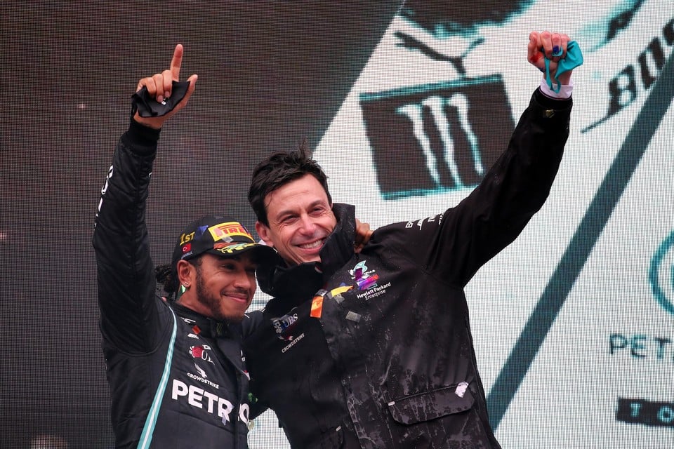 Wolff (rechts) aan de zijde van wereldkampioen Lewis Hamilton.