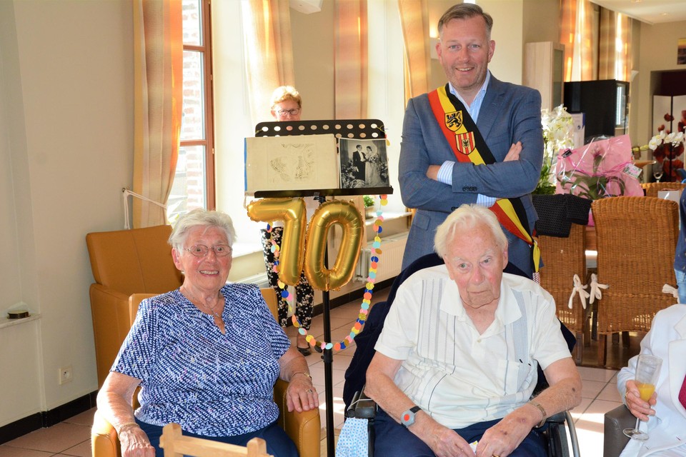 Andrée en Jacques worden in de bloemetjes gezet voor hun zeventigste huwelijksverjaardag.