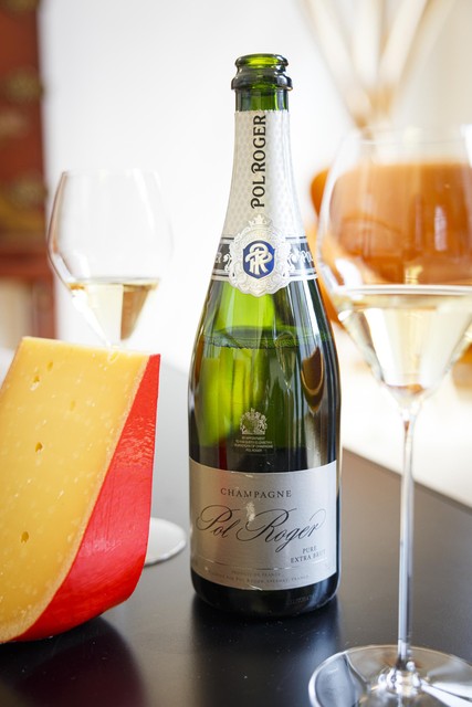 De pareling in champagne kan het vettige, romige in kaas mooi counteren.