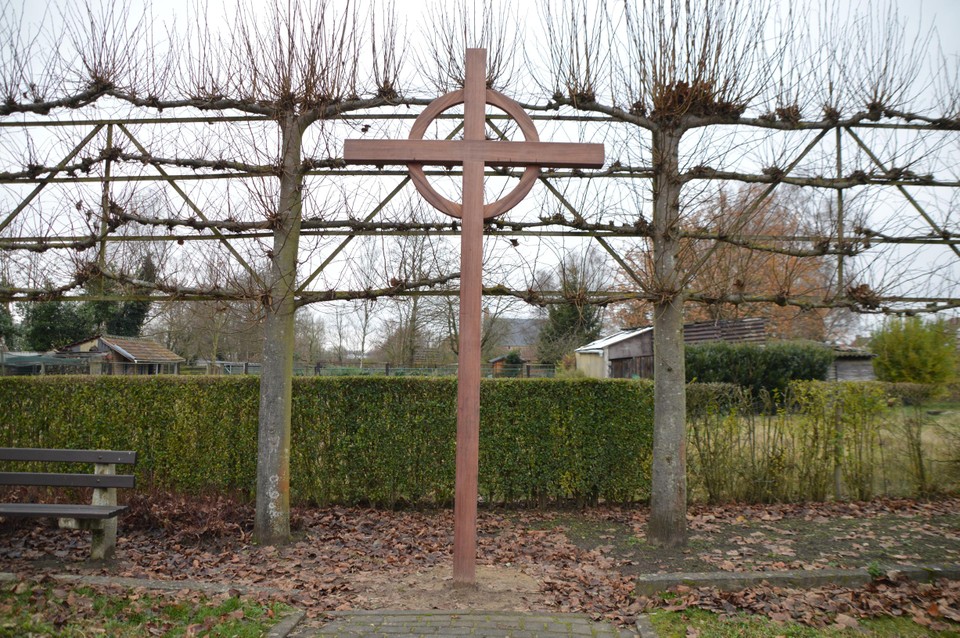 Het nieuw kruis, dat op een andere plaats staat op de begraafplaats, helemaal achteraan. 