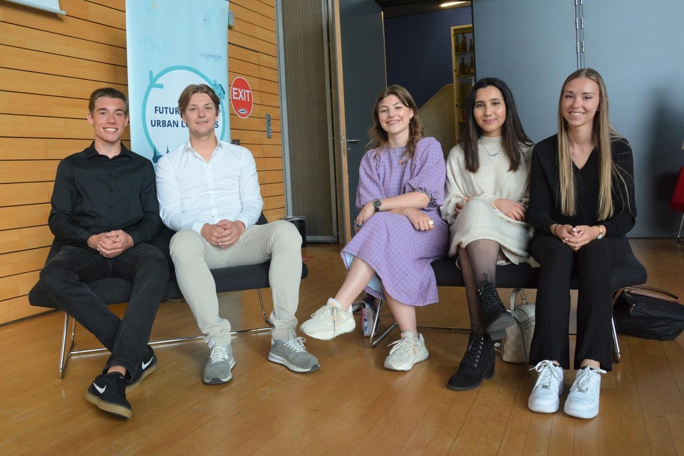 Enkele van de studenten die hun ideeën voor een betere bereikbaarheid voorstelden.