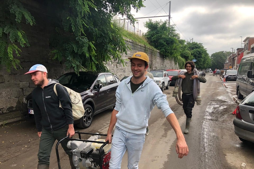 Met een eigen en twee gehuurde stroomgroepen hielpen de Duffelaars mensen hun kelder leegpompen.