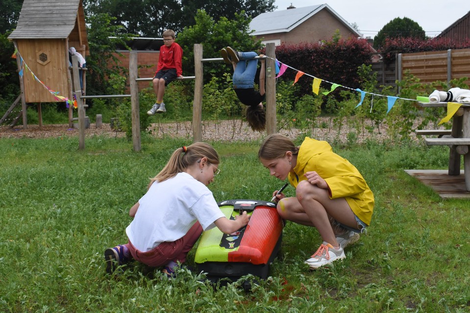 De kinderen versierden ook enkele vuilnisbakken.
