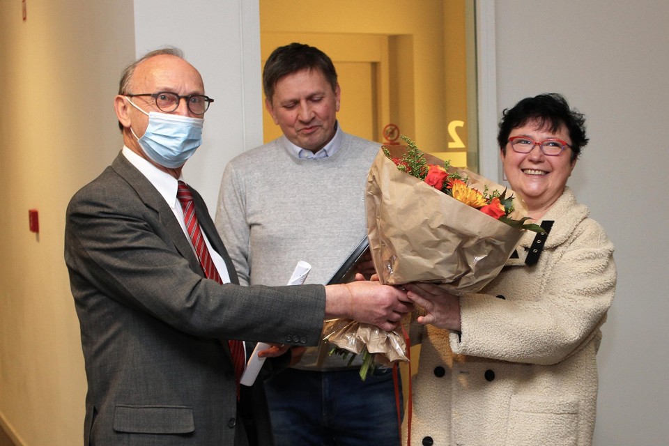 Een bloemetje voor de laureaat.
