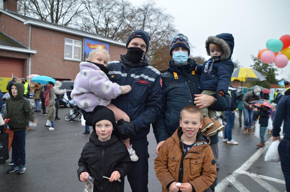 Deze kindjes zijn net hun zakje gaan halen met snoepgoed.
