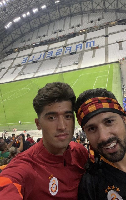 Ali and Hakan travel all over Europe to see their heroes at work. 
