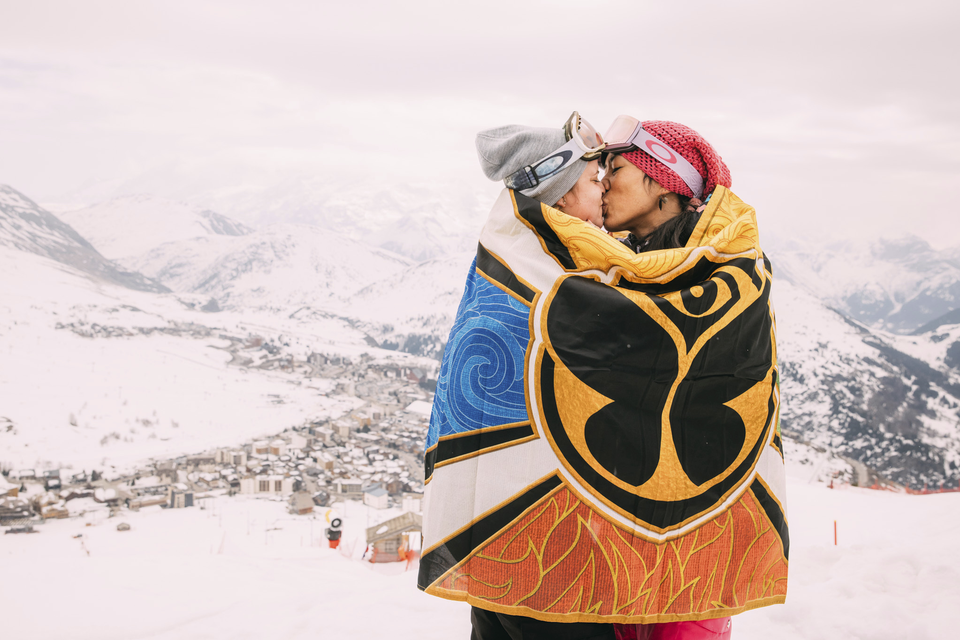 Davina Goyvaerts en Paige ChaiYakul in het skigebied Alpe D’Huez, waar afgelopen weekend Tomorrowland Winter doorging.