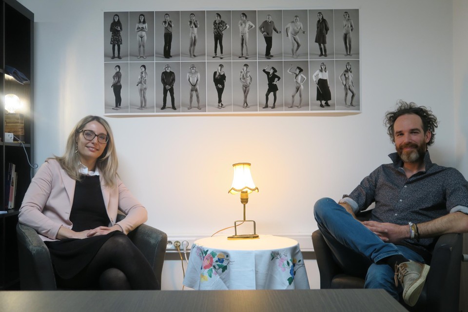 Initiatiefnemer Elisabeth Falleyn en fotograaf Emanuel Maes bij de collage van Break-OUt-portretten.  