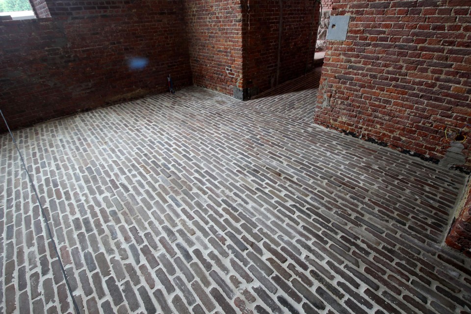 Bijna 17.000 bakstenen kropen in de nieuwe vloer.