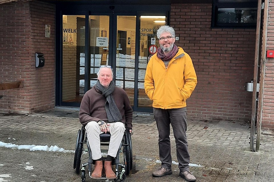 Groen-raadslid Bart Sas (rechts) en Marc Stijnen, voorzitter van Groen, bij de gemeentelijke sporthal in Kasterlee.