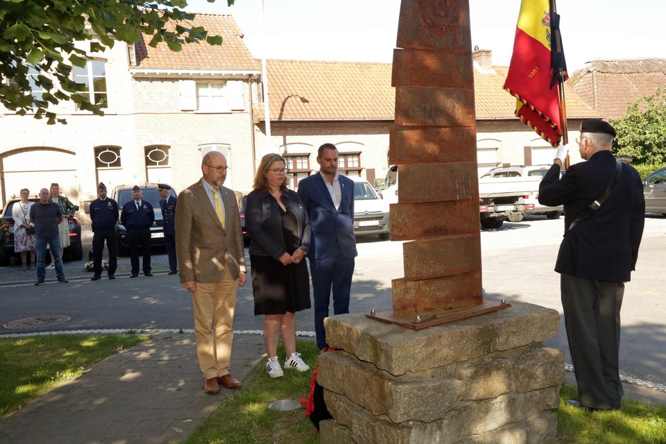 Districtsburgemeester Koen Palinckx (N-VA) en de districtsschepenen Fabienne Van Damme (Vooruit) en Micke De Mare (Open Vld) leggen bloemen neer aan het Lancastermonument.