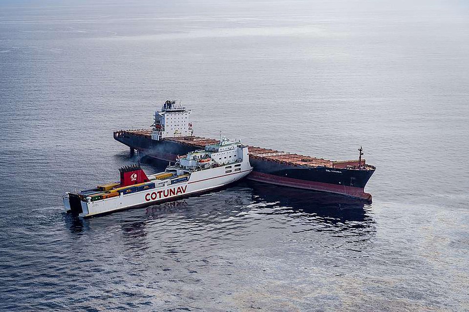 De Ulysse van de Tunesische rederij Cotunav vaarde in 2018 in de fllank van het voor anker liggende containerschip CSL Virginia voor de kust van Corsica.