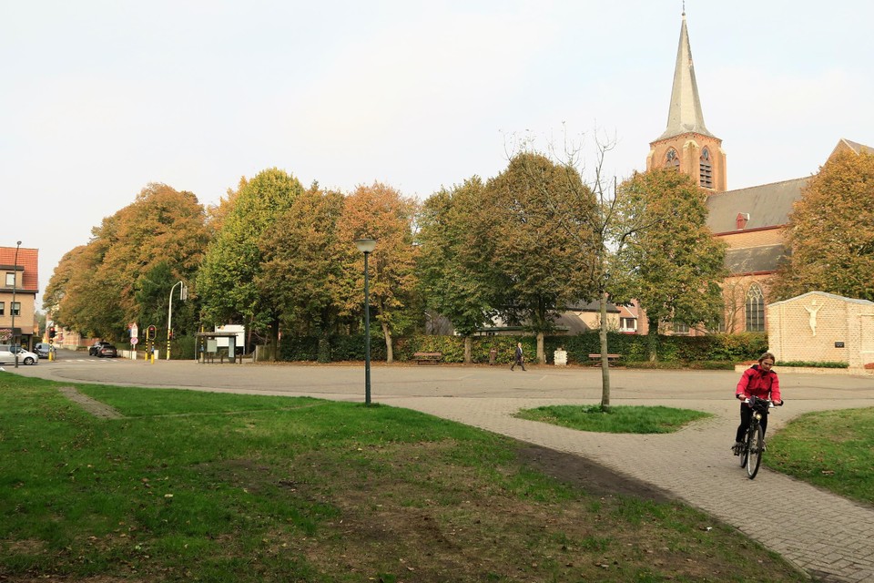 Het Lodewijk De Vochtplein zoals het er nu bijligt, op een zomerse dag..
