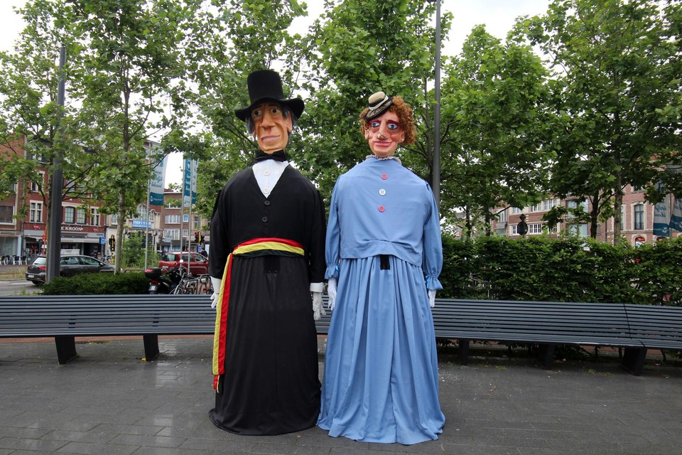 Reuzen Gust en Jetje waakten over het Gemeenteplein. 