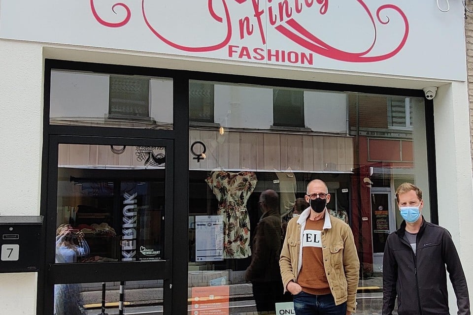 WTT-voorzitter Gert Boey (rechts) en bedenker van de Wandel Challenge Eddy Swinnen. Inschrijven kan via de website of rechtstreeks in deze winkel Infinity Fashion.