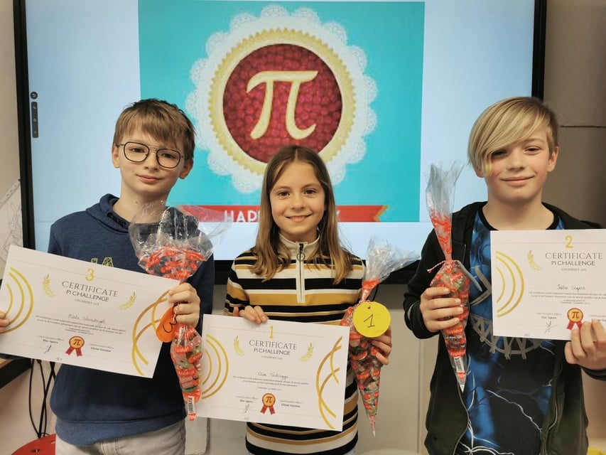 De drie winnaars van de pi-challenge in Vosselaar met Elise Verbrugge aan de top. Zij kon liefst 255 cijfers achter de komma van pi onthouden.