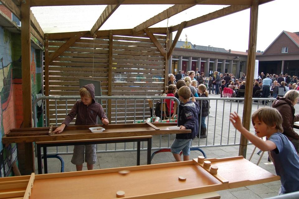 Op de speelplaats kunnen de kinderen oude volksspelen beoefenen.
