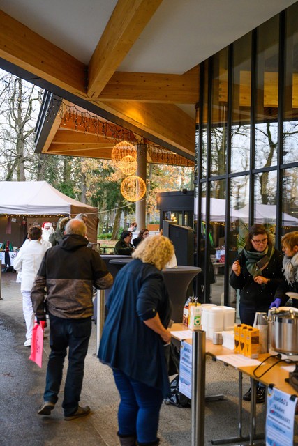 De markt vond plaats aan de hoofdingang van het ziekenhuis 