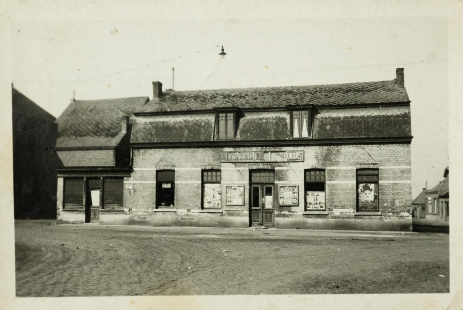 In café ‘In den Alcazar’ in de Stationstraat vond op 3 augustus 1944 een razzia plaats van de Duitse Gestapo.