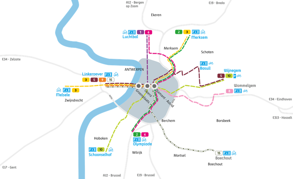Een overzicht van de tramlijnen en de park-and-rides die de supporters naar de stad kunnen brengen. 