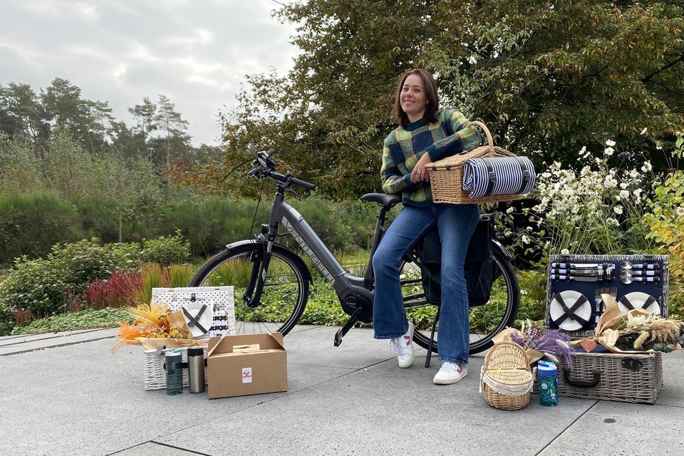 Isabel van Econpicknick met enkele picknickmanden.