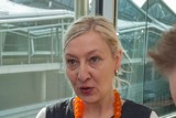 thumbnail: <strong>MAART 2013</strong>: Enkele bewoners van de Gedempte Zuiderdokken - waar de Sinksenfoor sinds 1969 plaatsvindt - starten tegen de stad een kort geding over geluidsoverlast na jarenlange klachten, procedures en spaakgelopen gesprekken. Ze eisen via advocate Griet Knudde (foto) een andere locatie.