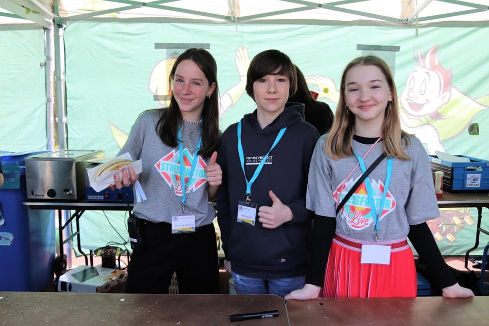 Charlotte, Milan en Lena zijn vrijwilligers bij de hotdogverkoop. 