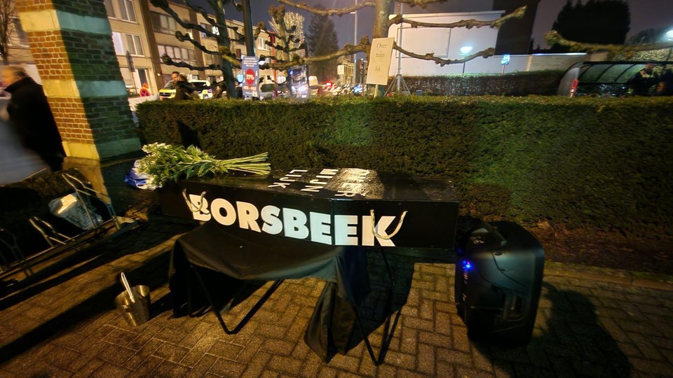 De symbolische doodskist van burgerbeweging Burgers voor Borsbeek.