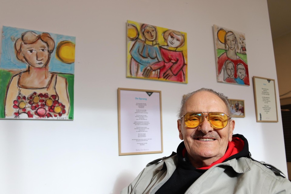 Een trotse Louis Kiekens bij zijn kunstwerk.