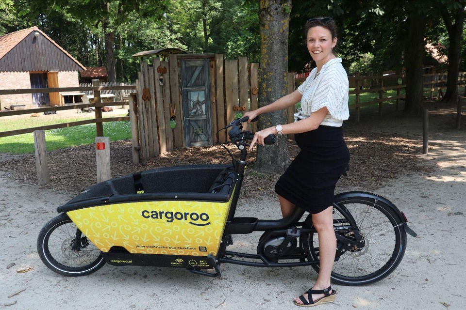 Schepen van Mobiliteit Vicky Vanmarcke test de deelbakfiets uit.