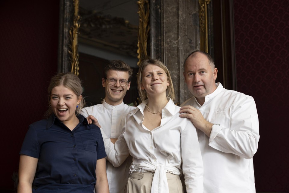 Chef-kok Bart De Pooter (rechts) met sous-chef Guus Galenkamp. Voor hen assistent sommelier Laura Nefkens en zaalverantwoordelijke Merel Van Praet. 