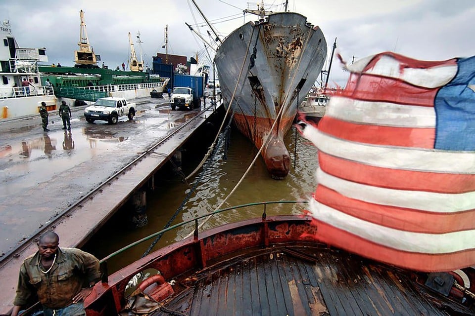 De Liberiaanse vlag wappert. Het is de meest voorkomende vlag bij zeeschepen die de Antwerpse haven binnenvaren.  