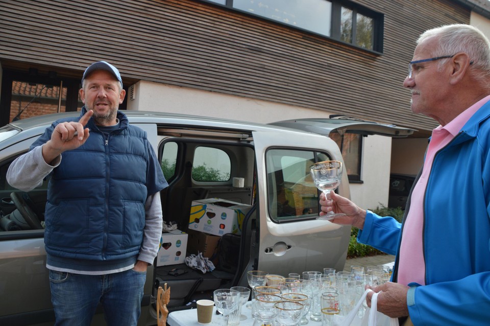 Christophe met zijn bierglazen en een tevreden verzamelaar Frans.