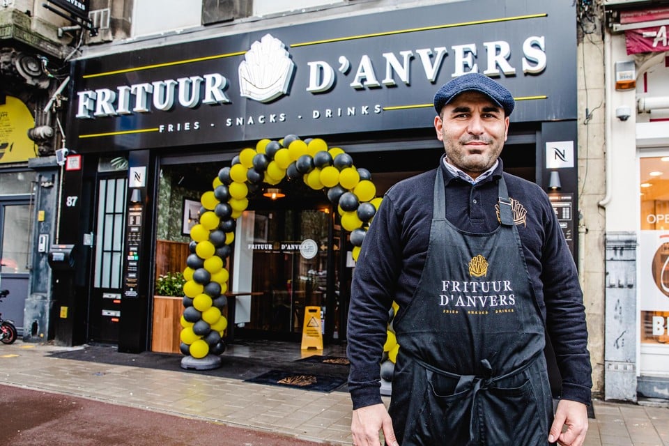 Oesem Ajaha voor zijn Frituur d’Anvers.