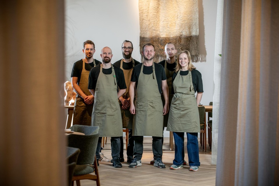 Nils Proost (midden) en Annelies Tersago met enkele medewerkers in de private dining room.