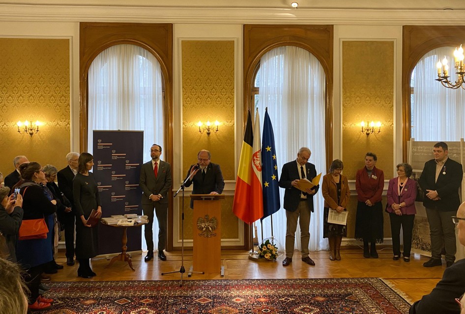Dirk Proost (rechts) uit Beerse mocht op de Poolse ambassade in Brussel een Pro Patria-medaille in ontvangst nemen.