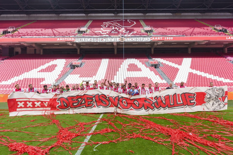 Ajax vierde de titel in een leeg stadion.