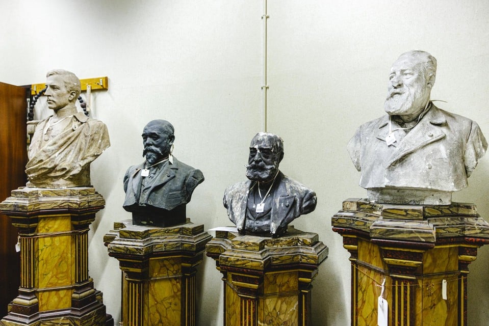 Bustes van bekende en minder bekende figuren staan te wachten op een publiek heroptreden. 