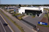 thumbnail: WimPau verhuisde in 2017 naar een grotere nieuwbouw, maar heeft sinds januari ook de oude vestiging links opnieuw in gebruik.