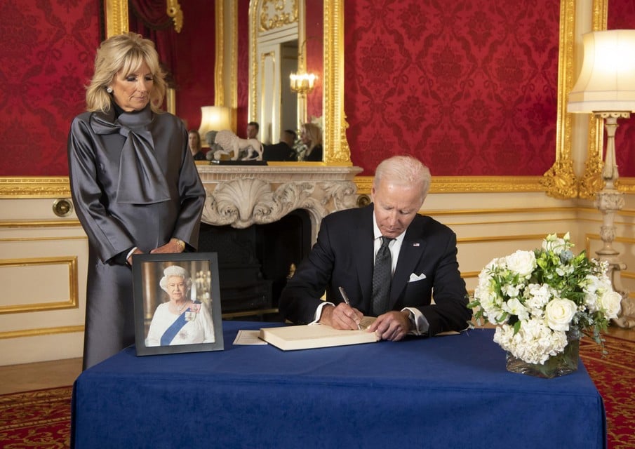 Biden schreef een persoonlijke boodschap in het rouwregister voor de Queen. 