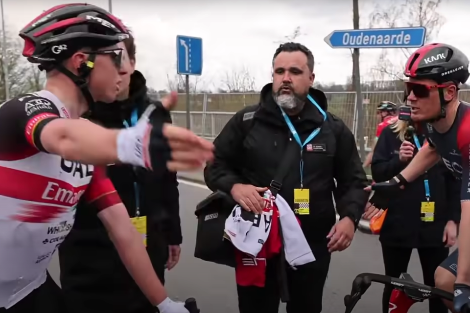 Tadej Pogacar (links) maakte zich flink kwaad op Dylan Van Baarle nadat hij net naast het podium greep in de Ronde van Vlaanderen.