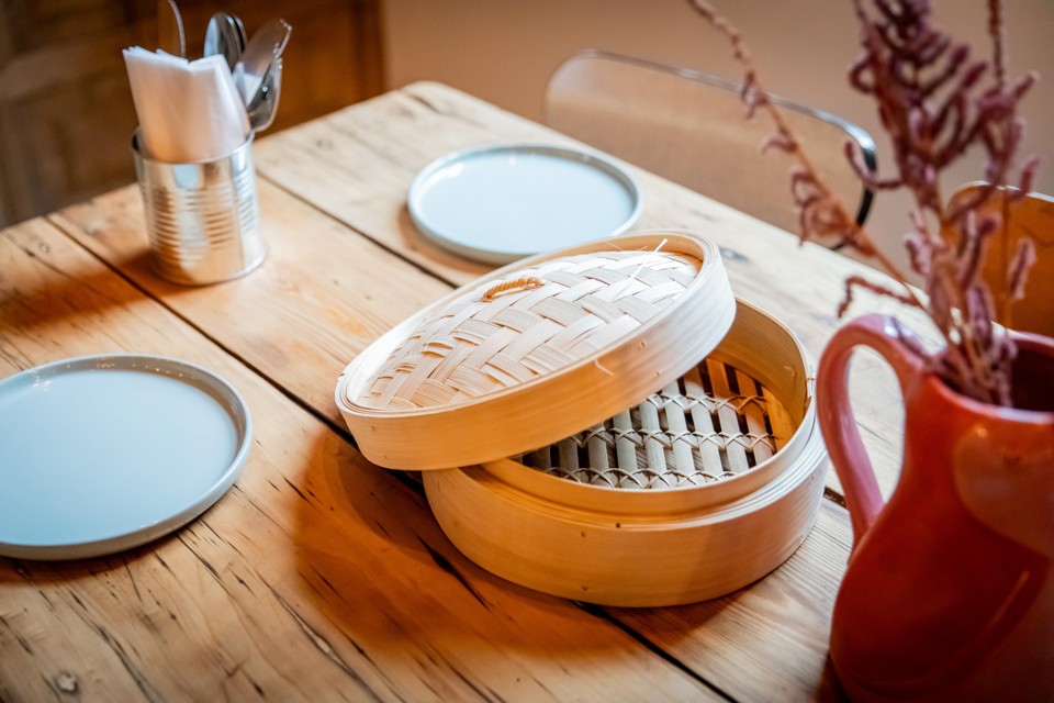 De bao buns zijn van oorsprong Chinese broodjes die niet gebakken maar gestoomd worden in een mandje van bamboe. De broodjes kunnen gevuld worden met tal van verschillende vullingen.